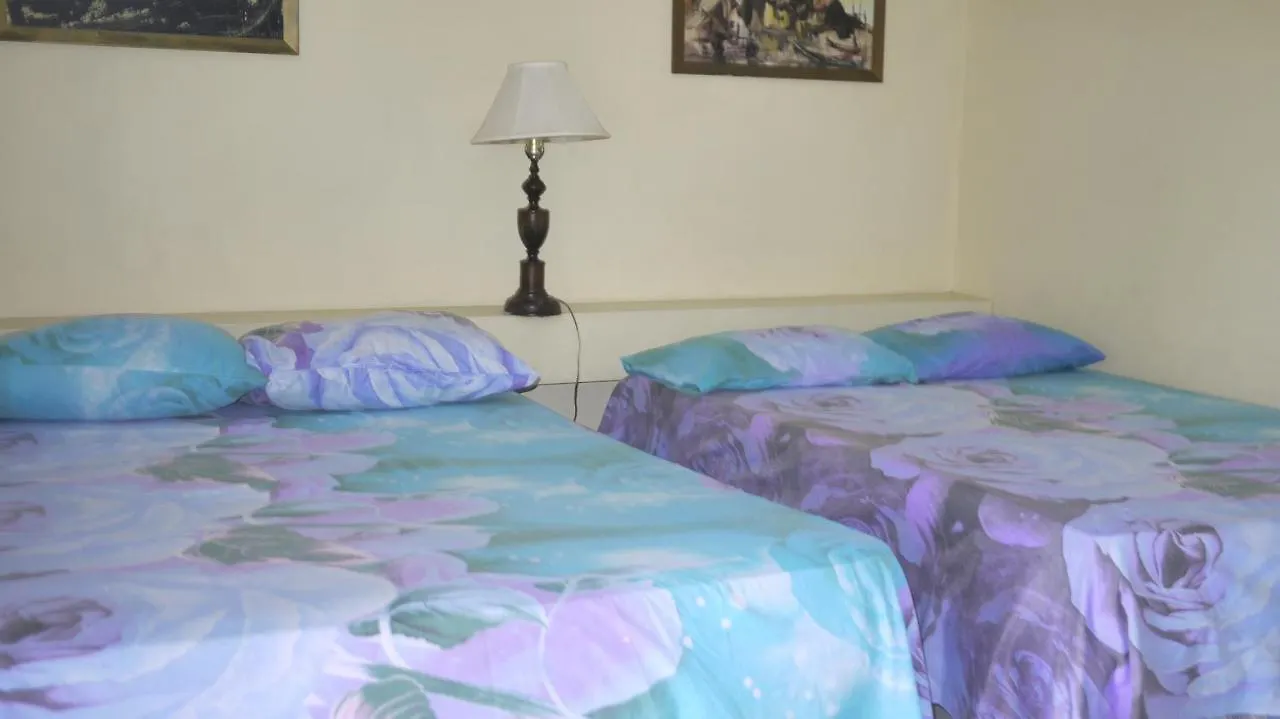 Beach Resort Apt-Africansymbol-In Front Of Doctor'S Cave Beach Montego Bay Jamaïque