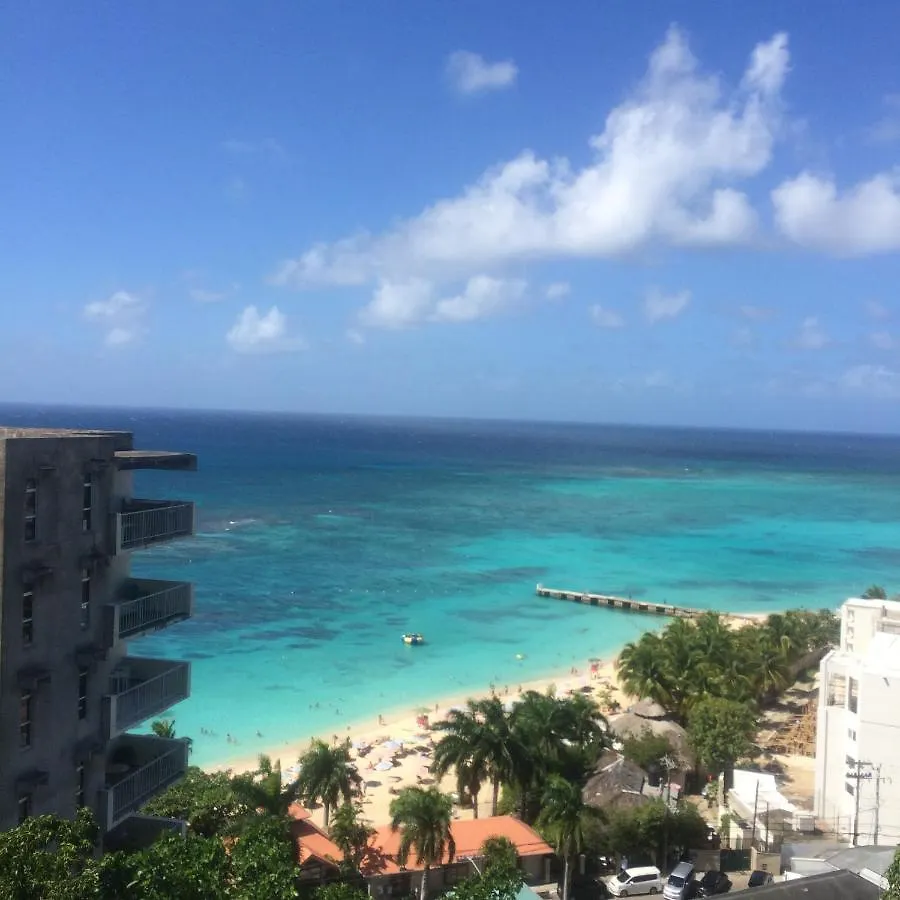 Beach Resort Apt-Africansymbol-In Front Of Doctor'S Cave Beach Montego Bay
